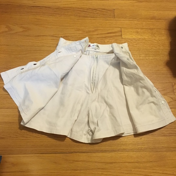 WHITE SHORTS/SKIRT. SKORT WITH BUTTONS - Picture 6 of 8
